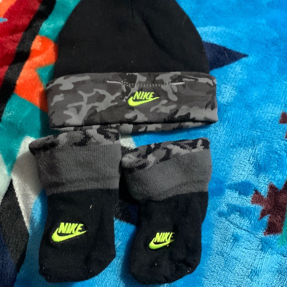 0-6 nike new born booties and toque